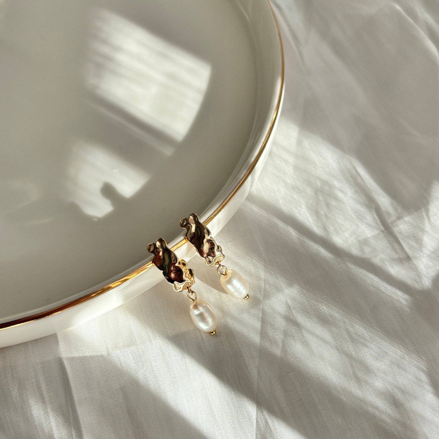 Golden Arc – Boucles Perle de Rivière Plaqué Or