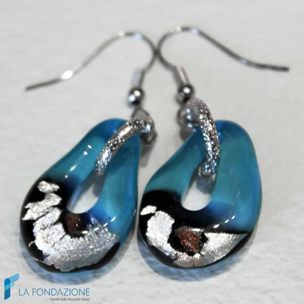 Boucles d'oreilles Goccia en argent étincelant en verre de: Bleu clair, Noir / Crochet ouvert, crochet fermé