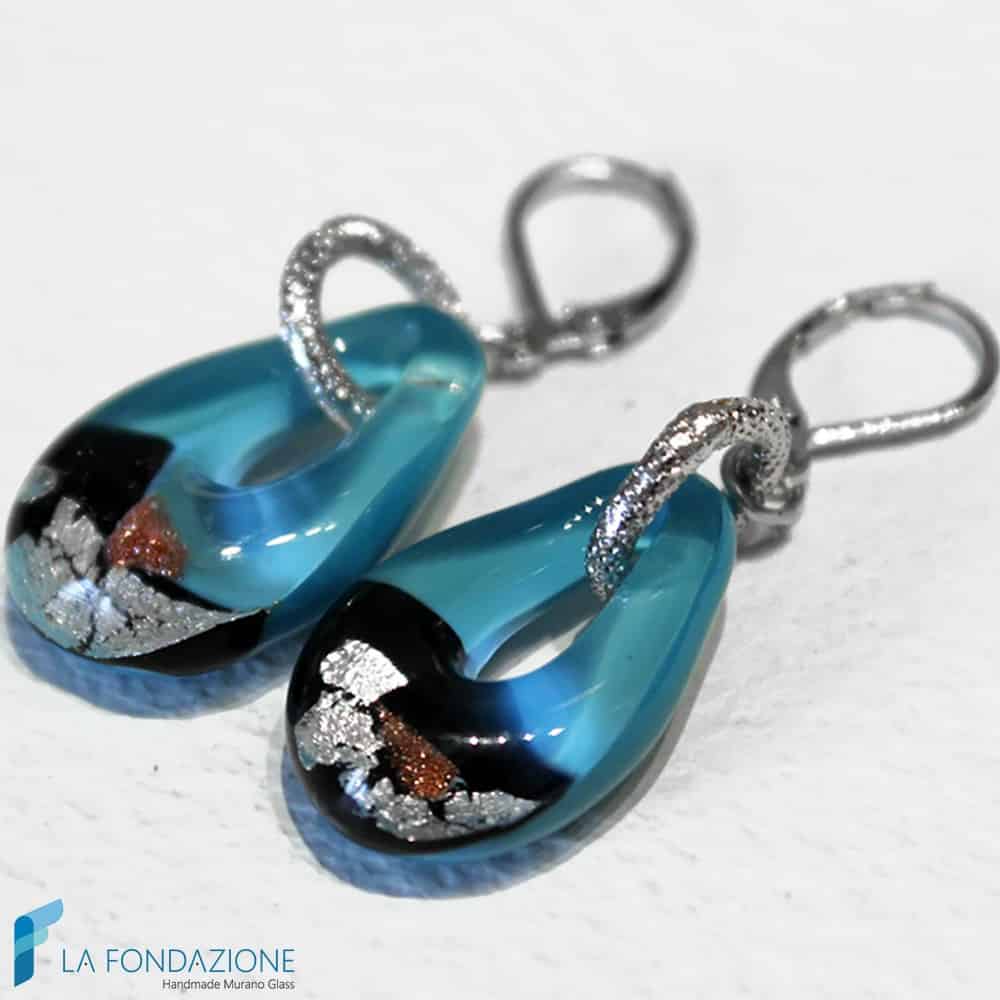 Boucles d'oreilles Goccia en argent étincelant en verre de: Bleu clair, Noir / Crochet ouvert, crochet fermé
