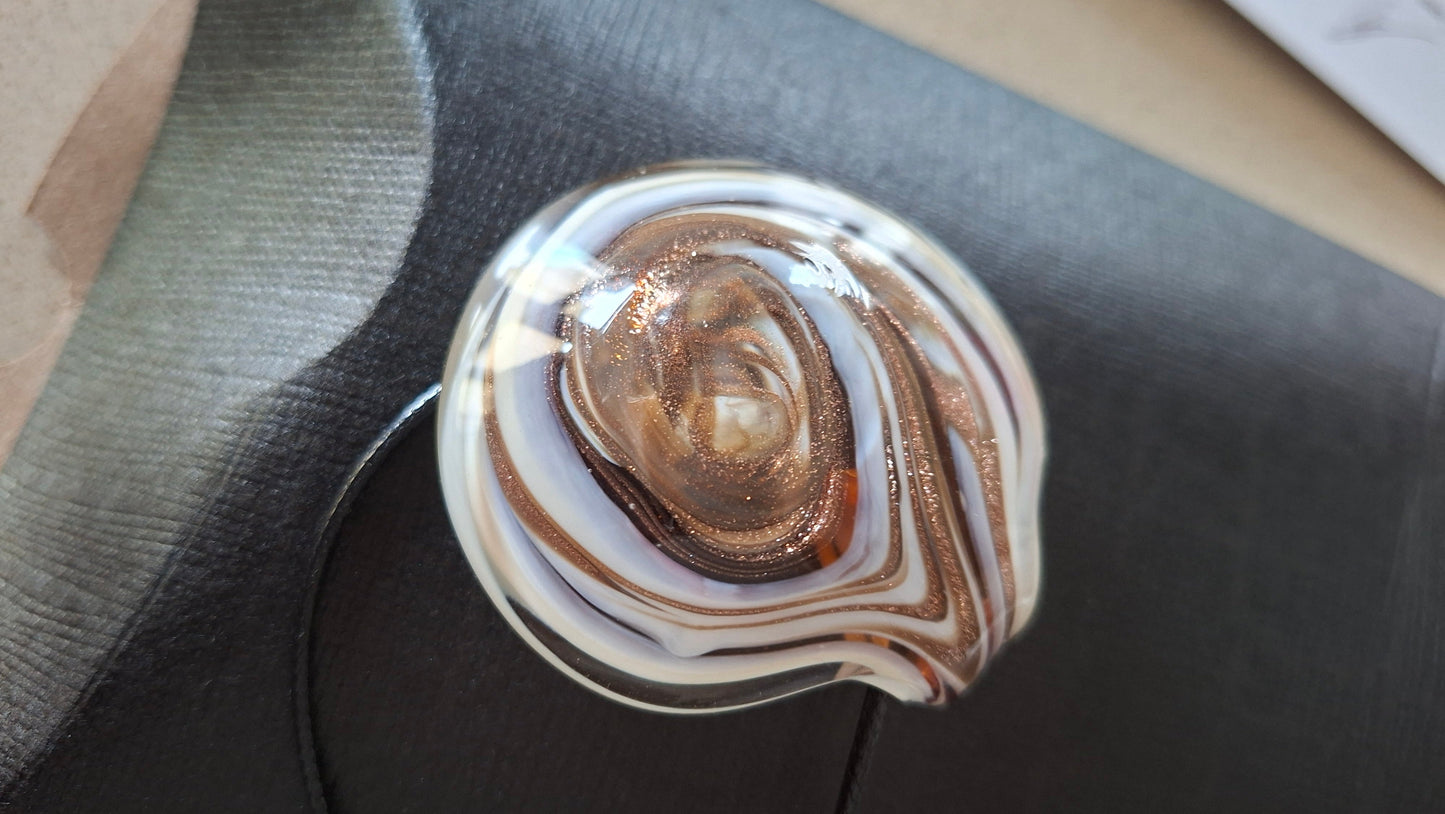 Collier pendentif en verre de Murano brun et blanc sur cordon noir