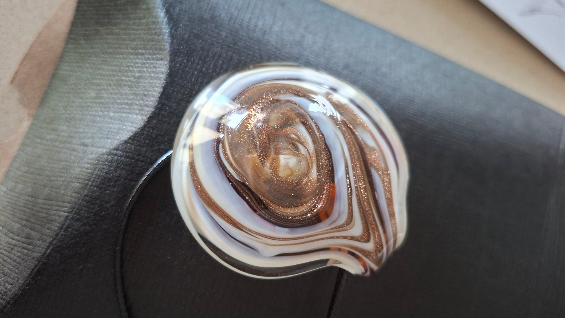 Collier pendentif en verre de Murano brun et blanc sur cordon noir
