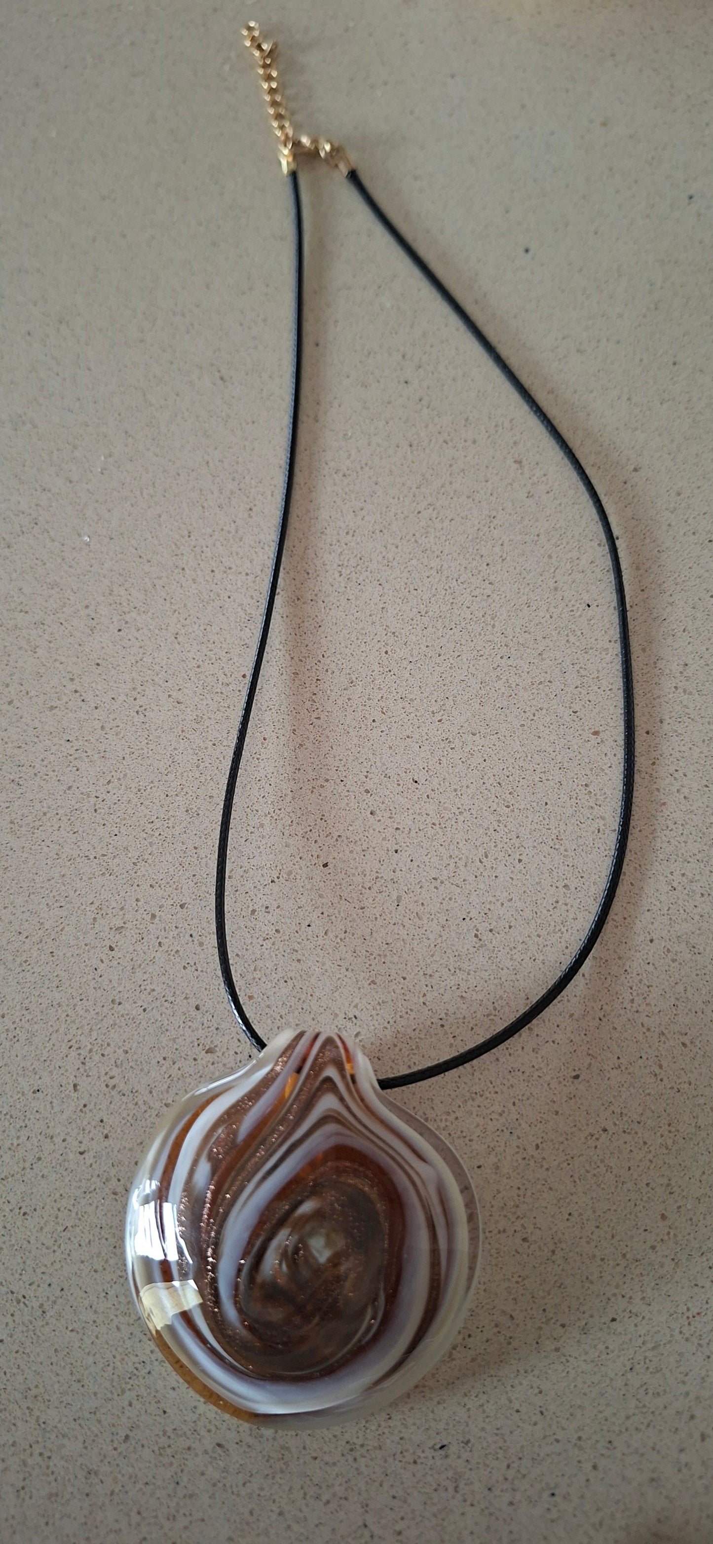 Pendentif Murano posé sur cuir noir