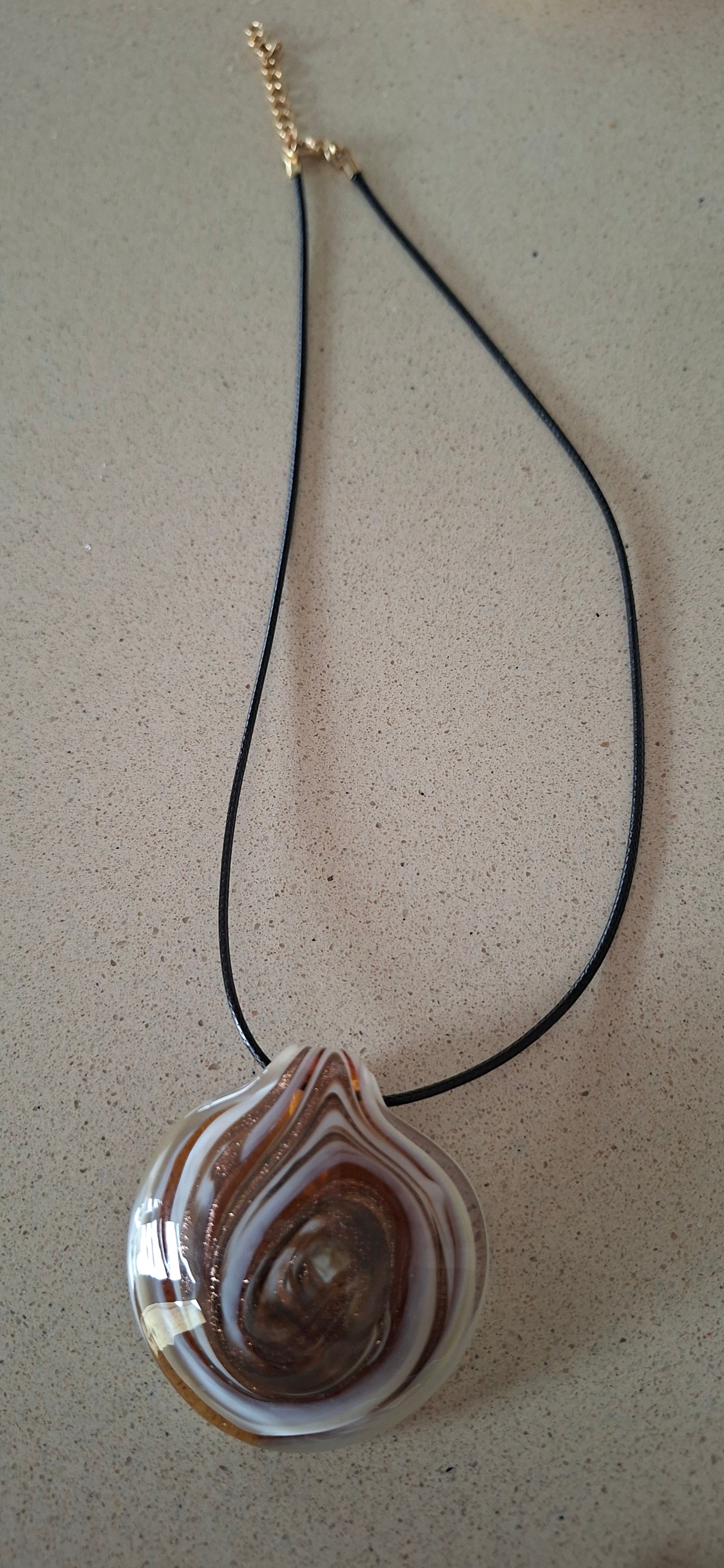Pendentif Murano posé sur cuir noir