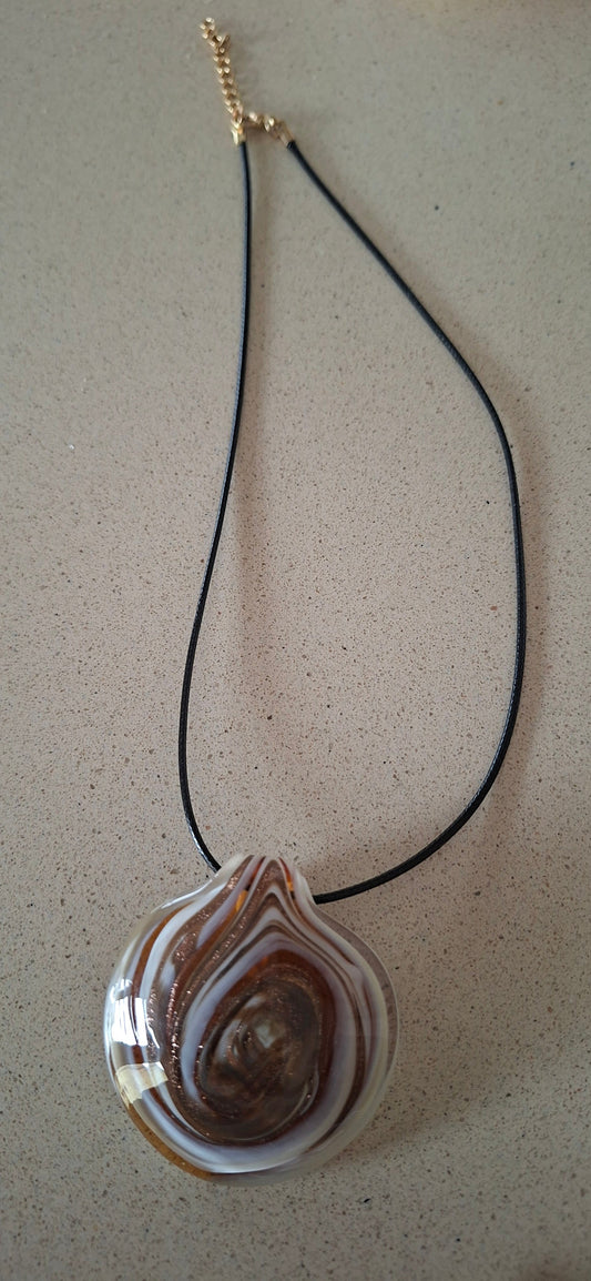 Pendentif Murano posé sur cuir noir